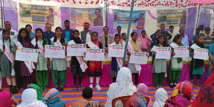 गढ़वा : “आपकी योजना-आपकी सरकार-आपके द्वार” कार्यक्रम के तहत विभिन्न प्रखंड अंतर्गत पंचायतों में हुआ शिविर का आयोजन