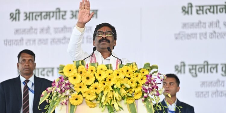 लातेहार : मुख्यमंत्री ने 345 करोड़ रुपए की 130 योजनाओं का शिलान्यास एवं उद्घाटन किया