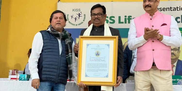 DSPMU के कुलपति डॉ तपन कुमार शांडिल्य को कलिंग इंस्टीट्यूट ऑफ सोशल साइंसेज, भुवनेश्वर के द्वारा लाइफ टाइम अचीवमेंट अवार्ड प्रदत