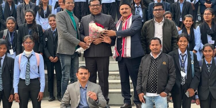 DSPMU के कुलपति डॉ तपन कुमार शांडिल्य विश्वविद्यालय के स्नातकोत्तर हिंदी  विभाग द्वारा सम्मानित