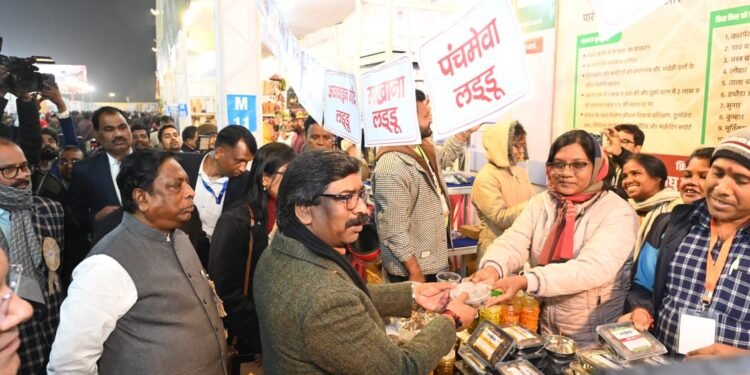 मुख्यमंत्री हेमन्त सोरेन ने मोरहाबादी मैदान ,रांची में “राष्ट्रीय खादी एवं सरस महोत्सव 2023-24” का किया शुभारम्भ,