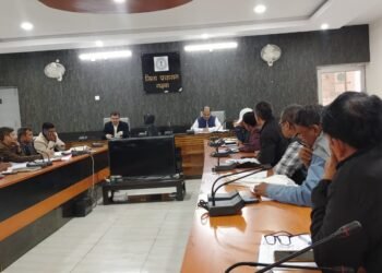 गढ़वा : राजस्व विभाग के कार्यों से संबंधित जिला स्तरीय समीक्षा बैठक