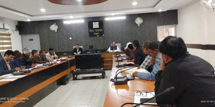गढ़वा : राजस्व विभाग के कार्यों से संबंधित जिला स्तरीय समीक्षा बैठक
