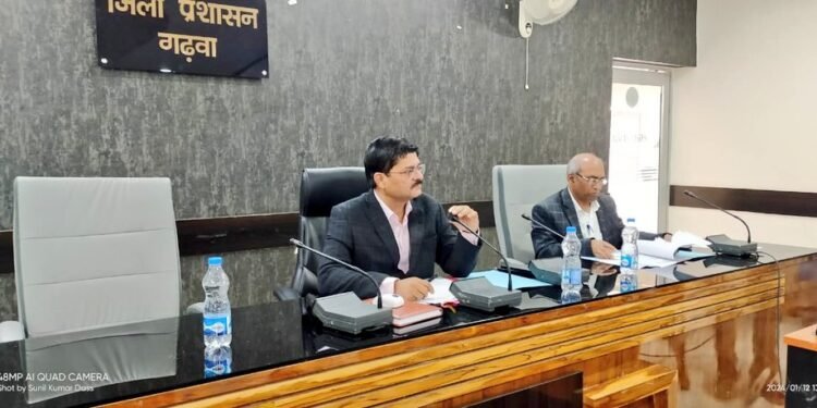 उपायुक्त गढ़वा, शेखर जमुआर ने आज समाहरणालय स्थित सभा कक्ष में किया जनता दरबार का आयोजन