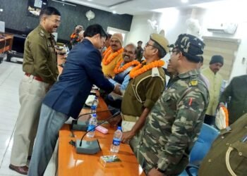 आज समाहरणालय के सभागार में भूतपूर्व सैनिकों को माल्यार्पण कर एवं अंगवस्त्र भेंट कर सम्मानित किया गया