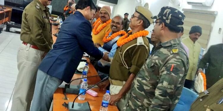 आज समाहरणालय के सभागार में भूतपूर्व सैनिकों को माल्यार्पण कर एवं अंगवस्त्र भेंट कर सम्मानित किया गया