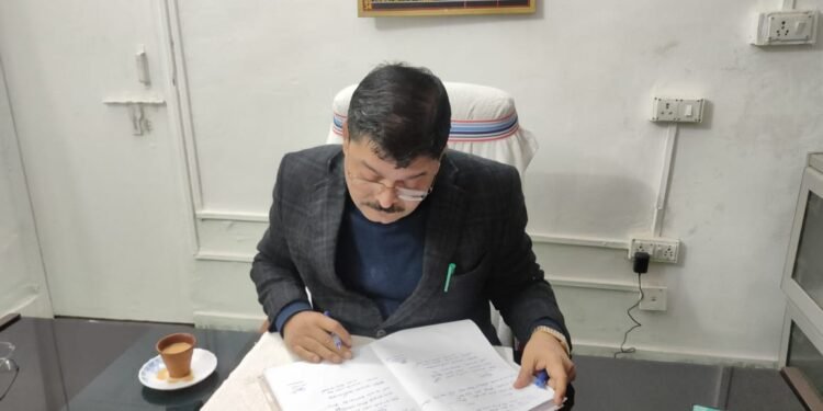 गढ़वा: उपायुक्त शेखर जमुआर, पुलिस अधीक्षक दीपक पाण्डेय के साथ  क्षेत्र भ्रमण कर ले रहे हैं विधि व्यवस्था का जायजा