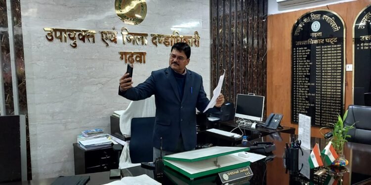 गढ़वा : मतदाता सूची प्रकाशन पर सोशल मीडिया पर आज चलाया गया एक घंटे का महाअभियान, उपायुक्त ने सेल्फी लेकर की शुरुआत
