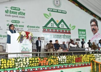 मुख्यमंत्री हेमन्त सोरेन खूंटी के तोरपा स्थित NHPC ग्राउंड में अबुआ आवास योजना अन्तर्गत आयोजित स्वीकृति पत्र वितरण समारोह में शामिल हुए