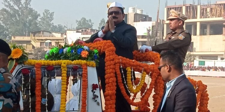 गढ़वा में 75वें गणतंत्र दिवस के अवसर पर मंत्री मिथिलेश कुमार ठाकुर ने परेड निरीक्षण कर किया झंडोतोलन एवं राष्ट्रगान