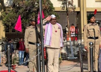 75 वें गणतंत्र दिवस के मौके पर Dr श्यामा प्रसाद मुखर्जी विश्वविद्यालय, रांची में कुलपति Dr तपन कुमार शांडिल्य के द्वारा झंडोत्तोलन किया गया