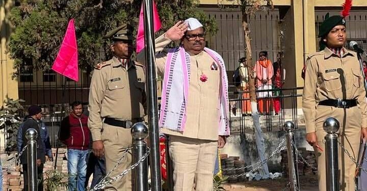 75 वें गणतंत्र दिवस के मौके पर Dr श्यामा प्रसाद मुखर्जी विश्वविद्यालय, रांची में कुलपति Dr तपन कुमार शांडिल्य के द्वारा झंडोत्तोलन किया गया