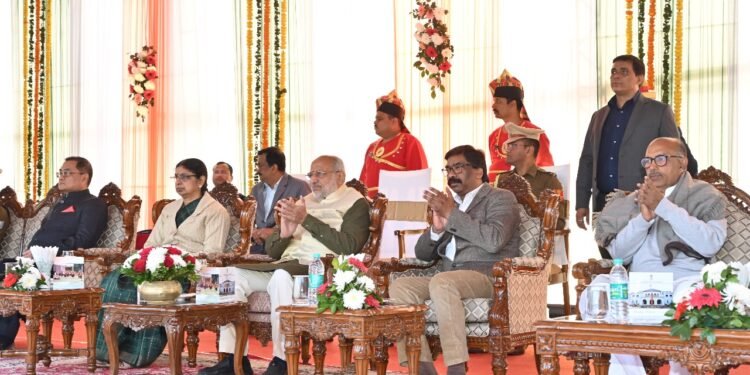 राज्यपाल सी०पी० राधाकृष्णन की उपस्थिति में राज भवन में आज ‘एट होम कार्यक्रम’ एवं ‘बैंड डिस्प्ले कार्यक्रम’ का आयोजन