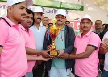 गणतंत्र दिवस के अवसर पर प्रशासन एकादश एवं नागरिक एकादश के बीच गोविन्द उच्च विद्यालय (टाउन हॉल) गढ़वा के मैदान में खेले गए फैंसी क्रिकेट मैच टाई रहा