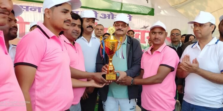 गणतंत्र दिवस के अवसर पर प्रशासन एकादश एवं नागरिक एकादश के बीच गोविन्द उच्च विद्यालय (टाउन हॉल) गढ़वा के मैदान में खेले गए फैंसी क्रिकेट मैच टाई रहा