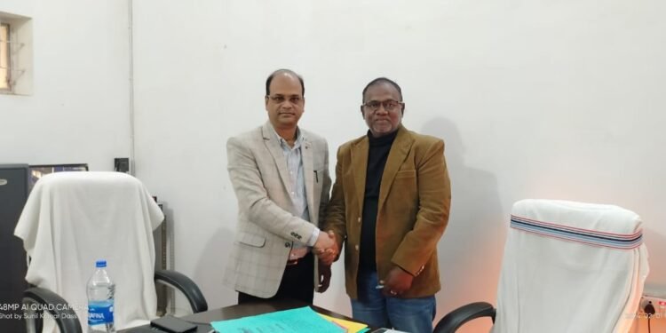 26वें अपर समाहर्ता गढ़वा के रूप में आज मतियश विजय टोप्पो ने निर्वतमान अपर समाहर्ता पंकज कुमार सिंह से ग्रहण किया प्रभार