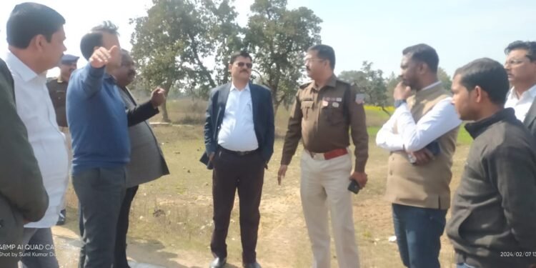गढ़वा : मुख्यमंत्री के संभावित कार्यक्रम की तैयारियों को लेकर उपायुक्त एवं पुलिस अधीक्षक ने डुमरो स्थित मैदान का जायजा लिया