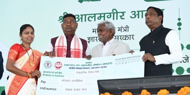 मुख्यमंत्री चम्पाई सोरेन ने 55 हजार महिला सखी मंडलों के बीच आजीविका हेतु 825 करोड़ रुपए की सहायता और क्रेडिट सपोर्ट का वितरण किया