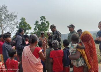 आगामी लोकसभा चुनाव के मद्देनजर नक्सल प्रभावित मनियाडीह में पुलिस ने चलाया जनसंपर्क अभियान