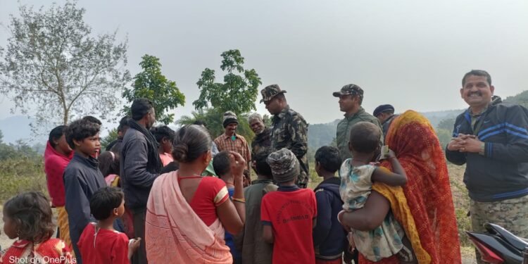आगामी लोकसभा चुनाव के मद्देनजर नक्सल प्रभावित मनियाडीह में पुलिस ने चलाया जनसंपर्क अभियान