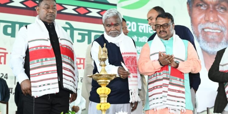 मुख्यमंत्री श्री चम्पाई सोरेन हजारीबाग में अबुआ आवास योजना कार्यक्रम में  हुए  शामिल,  हजारीबाग, रामगढ़, चतरा और कोडरमा के  28 हज़ार 295 लाभुकों को सौंपा स्वीकृति पत्र