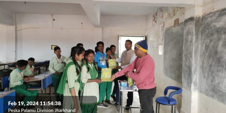 जिला परिवहन पदाधिकारी गढ़वा के निर्देश पर सड़क सुरक्षा टीम द्वारा सड़क सुरक्षा जागरूकता के तहत हाई स्कूल पेशका में सड़क सुरक्षा जागरूकता अभियान चलाया गया