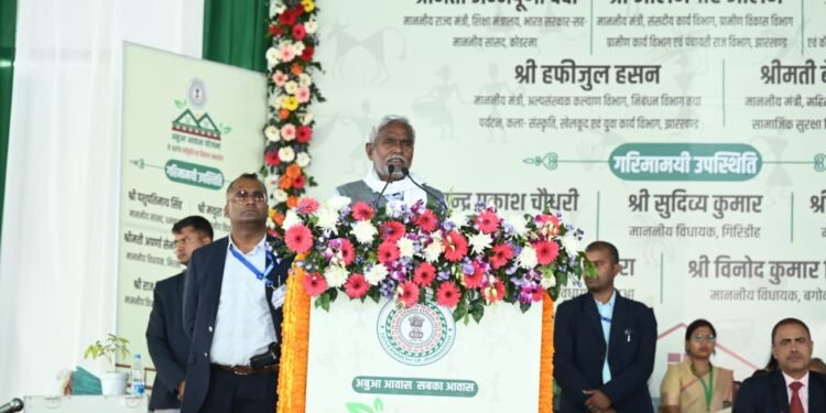 गिरिडीह स्टेडियम में आयोजित “अबुआ आवास योजना” के अंतर्गत स्वीकृत पत्र वितरण समारोह में सम्मिलित हुए मुख्यमंत्री चम्पाई सोरेन