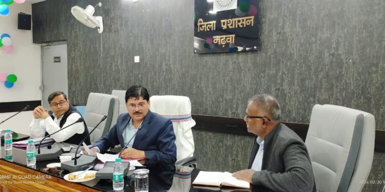 गढ़वा : लोकसभा आम निर्वाचन 2024 के सफल संचालन हेतु उपायुक्त शेखर जमुआर के द्वारा समीक्षा बैठक