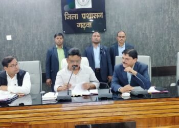 गढ़वा : मंत्री मिथिलेश कुमार ठाकुर द्वारा “अबुआ आवास योजना” एवं “मुख्यमंत्री राज्य वृद्धावस्था पेंशन योजना” को लेकर पदाधिकारियों संग समीक्षा बैठक