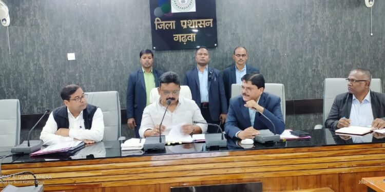 गढ़वा : मंत्री मिथिलेश कुमार ठाकुर द्वारा “अबुआ आवास योजना” एवं “मुख्यमंत्री राज्य वृद्धावस्था पेंशन योजना” को लेकर पदाधिकारियों संग समीक्षा बैठक