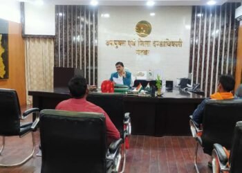 गढ़वा : उपायुक्त ने जनता दरबार के माध्यम से सुनी आमजनों की समस्याएं