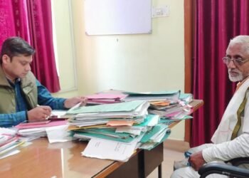 उपायुक्त के निर्देश पर जनता दरबार के माध्यम से निदेशक डीआरडीए ने सुनी आमजनों की समस्याएं