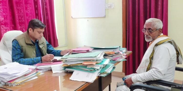 उपायुक्त के निर्देश पर जनता दरबार के माध्यम से निदेशक डीआरडीए ने सुनी आमजनों की समस्याएं