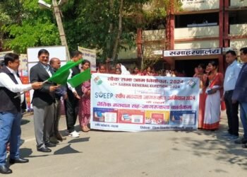 जिला निर्वाचन पदाधिकारी -सह- उपायुक्त, गढ़वा शेखर जमुआर द्वारा समूह की महिलाओं एवं साक्षरता समिति की महिलाओं के साथ जिला स्तर पर रैली -सह- मानव श्रृंखला