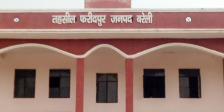 बरेली : प्रशासन दबंग कब्जेदारों को दे रहा बढ़ावा, वास्तविक पीड़ित लगा रहे अधिकारियों के चक्कर