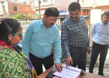 मुख्य निर्वाचन पदाधिकारी ने दो जिलों के रैंडम 6 मतदान केंद्रों का किया औचक निरीक्षण, न्यूनतम सुविधाएं दुरुस्त करने के लिए दिया अल्टीमेटम