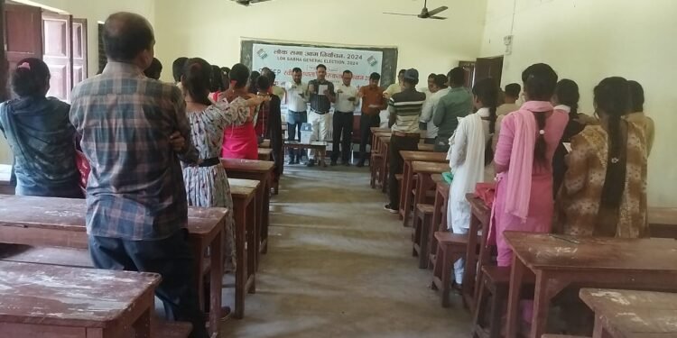 सूरत पांडेय डिग्री कॉलेज, गढ़वा में स्वीप कोषांग के द्वारा नैतिक मतदान एवं EVM VVPAT के संबंध में जागरूक करने हेतु कार्यशाला का आयोजन किया गया