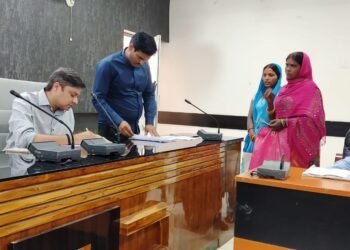 गढ़वा : उपायुक्त के निर्देश पर जनता दरबार के माध्यम से निदेशक डीआरडीए ने सुनी आमजनों की समस्याएं