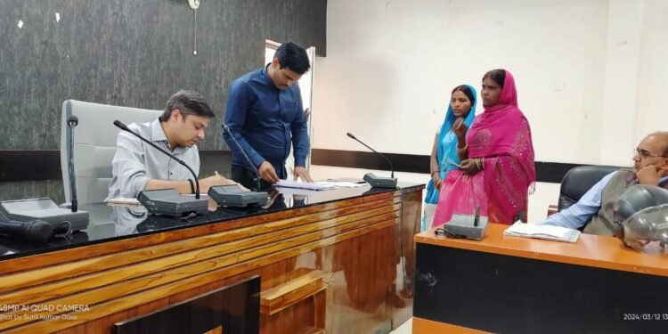गढ़वा : उपायुक्त के निर्देश पर जनता दरबार के माध्यम से निदेशक डीआरडीए ने सुनी आमजनों की समस्याएं