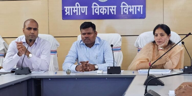 मनरेगा के तहत संचालित विभिन्न योजनाओं की गई समीक्षा, अब तक की उपलब्धियों की ली जानकारी