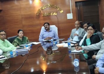 गैर- सरकारी / निजी व्यावसायिक संस्थाओं के कर्मियों हेतु मतदान करने के लिए मतदान दिवस के दिन सवैतनिक अवकाश का प्रावधान