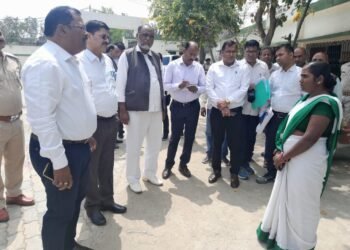 प्रमंडलीय आयुक्त बाल किशुन मुंडा आगामी लोकसभा आम चुनाव, 2024 के दृष्टिगत आज पलामू लोकसभा क्षेत्र के गढ़वा जिले के गढ़वा एवं भवनाथपुर विधानसभा क्षेत्र के विभिन्न मतदान केन्द्रों का भ्रमण