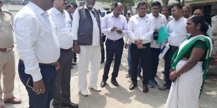 प्रमंडलीय आयुक्त बाल किशुन मुंडा आगामी लोकसभा आम चुनाव, 2024 के दृष्टिगत आज पलामू लोकसभा क्षेत्र के गढ़वा जिले के गढ़वा एवं भवनाथपुर विधानसभा क्षेत्र के विभिन्न मतदान केन्द्रों का भ्रमण