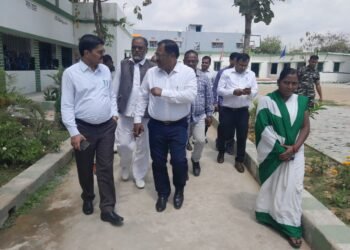 प्रमंडलीय आयुक्त बाल किशुन मुंडा आगामी लोकसभा आम चुनाव, 2024 के दृष्टिगत आज पलामू लोकसभा क्षेत्र के गढ़वा जिले के गढ़वा एवं भवनाथपुर विधानसभा क्षेत्र के विभिन्न मतदान केन्द्रों का भ्रमण किया