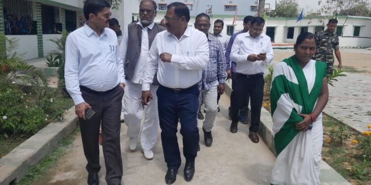 प्रमंडलीय आयुक्त बाल किशुन मुंडा आगामी लोकसभा आम चुनाव, 2024 के दृष्टिगत आज पलामू लोकसभा क्षेत्र के गढ़वा जिले के गढ़वा एवं भवनाथपुर विधानसभा क्षेत्र के विभिन्न मतदान केन्द्रों का भ्रमण किया