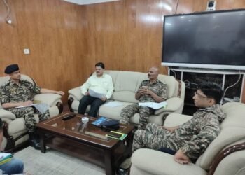 उपायुक्त गढ़वा एवं 172 बटालियन सी.आर.पी.एफ. के अधिकारियों के साथ जिला निर्वाचन पदाधिकारी-सह-उपायुक्त के कार्यालय कक्ष में बैठक