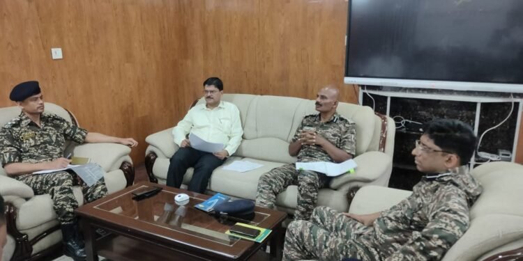 उपायुक्त गढ़वा एवं 172 बटालियन सी.आर.पी.एफ. के अधिकारियों के साथ जिला निर्वाचन पदाधिकारी-सह-उपायुक्त के कार्यालय कक्ष में बैठक