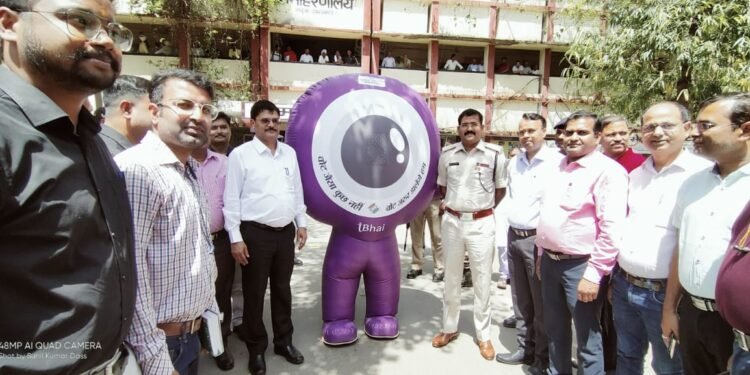 लोकसभा आम निर्वाचन 2024 के मद्देनजर मतदाताओं को जागरूक करने हेतु ELection masscot iBhai मतदाता जागरूकता रथ को जिला निर्वाचन पदाधिकारी-सह-उपायुक्त एवं पुलिस अधीक्षक द्वारा संयुक्त रूप हरी झंडी दिखाकर किया गया रवाना