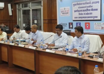 मुख्य निर्वाचन पदाधिकारी श्री के. रवि कुमार ने आज दुमका के सुदूरवर्ती तरणी एवं वृन्दाबनी स्थित मतदान केन्द्रों का औचक निरीक्षण किया