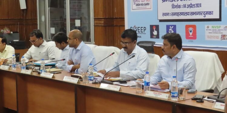 मुख्य निर्वाचन पदाधिकारी श्री के. रवि कुमार ने आज दुमका के सुदूरवर्ती तरणी एवं वृन्दाबनी स्थित मतदान केन्द्रों का औचक निरीक्षण किया